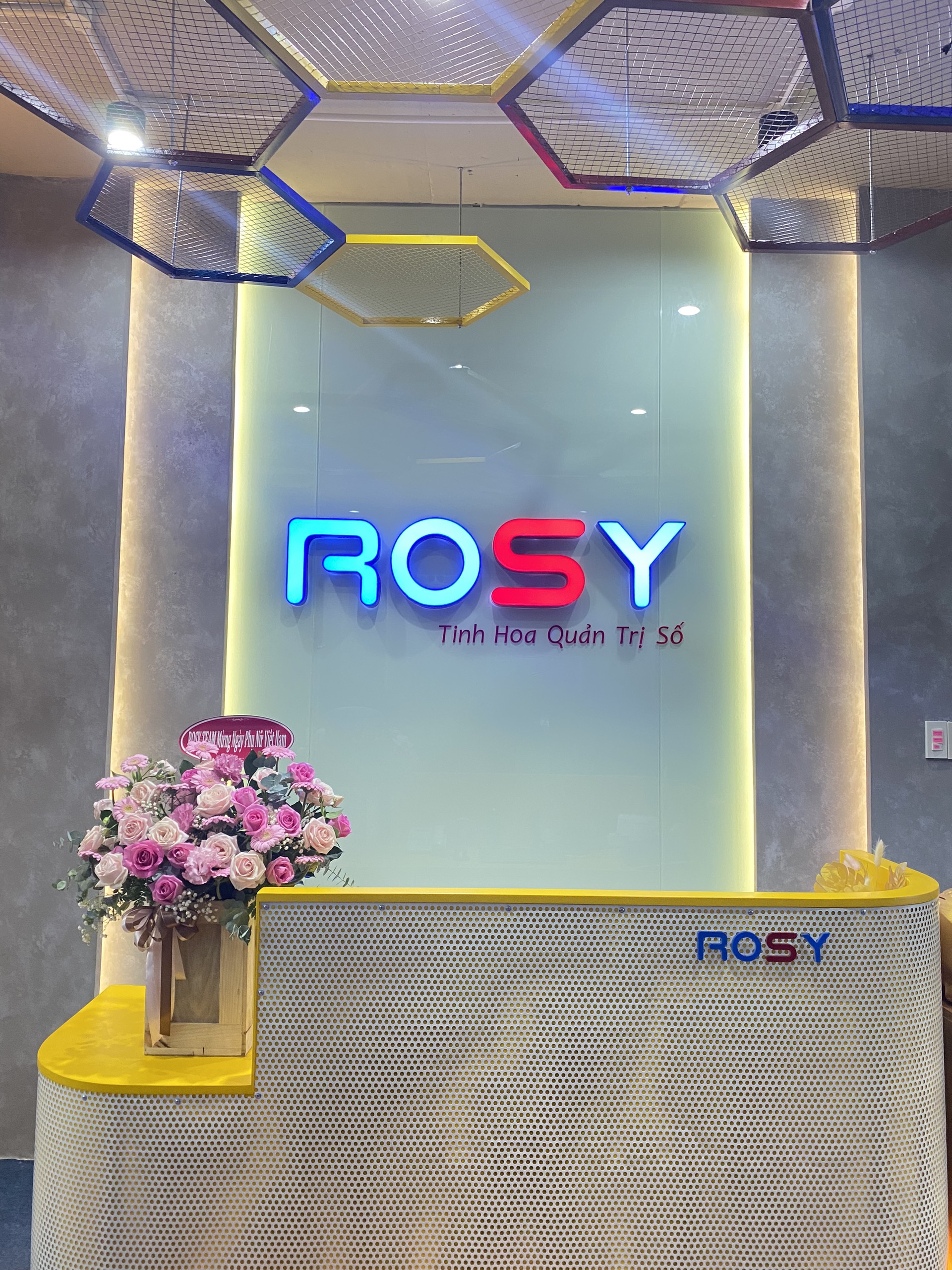 Đóa hồng tươi thắm tại reception ROSY