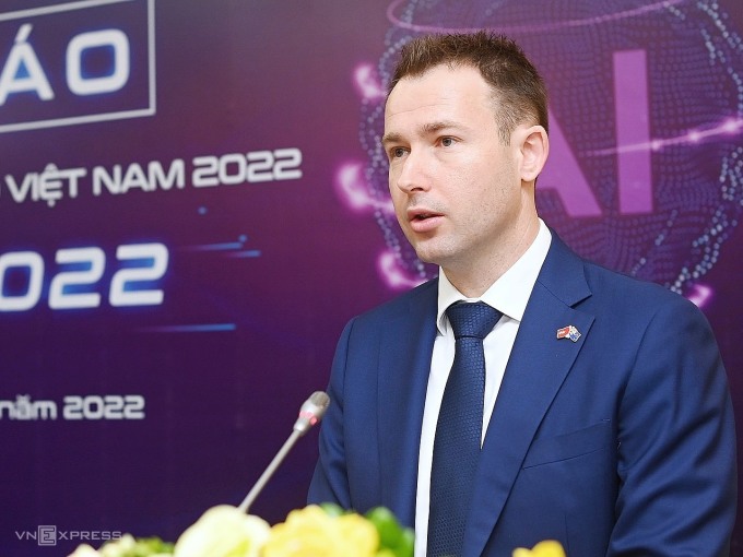Ông Kim Wimbush, Tham tán CSIRO và Giám đốc chương trình Aus4Innovation, chia sẻ tại buổi họp báo. Ảnh: Giang Huy