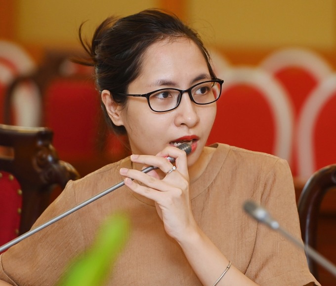 Phóng viên Thu Giang, Báo điện tử Chính phủ đặt câu hỏi tại họp báo. Ảnh: Giang Huy